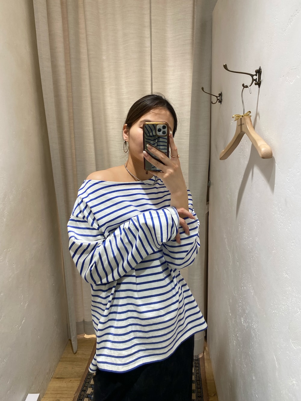 ブルー系のTシャツ/カットソーを着用したレディースの冬コーディネートの2枚目の写真