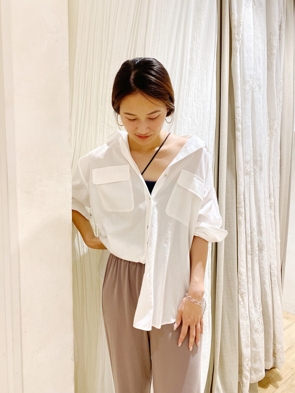 ホワイト系のシャツ/ブラウス、ブラック系のその他パンツ、ブラック系のサンダルを着用したレディースの夏コーディネートの3枚目の写真