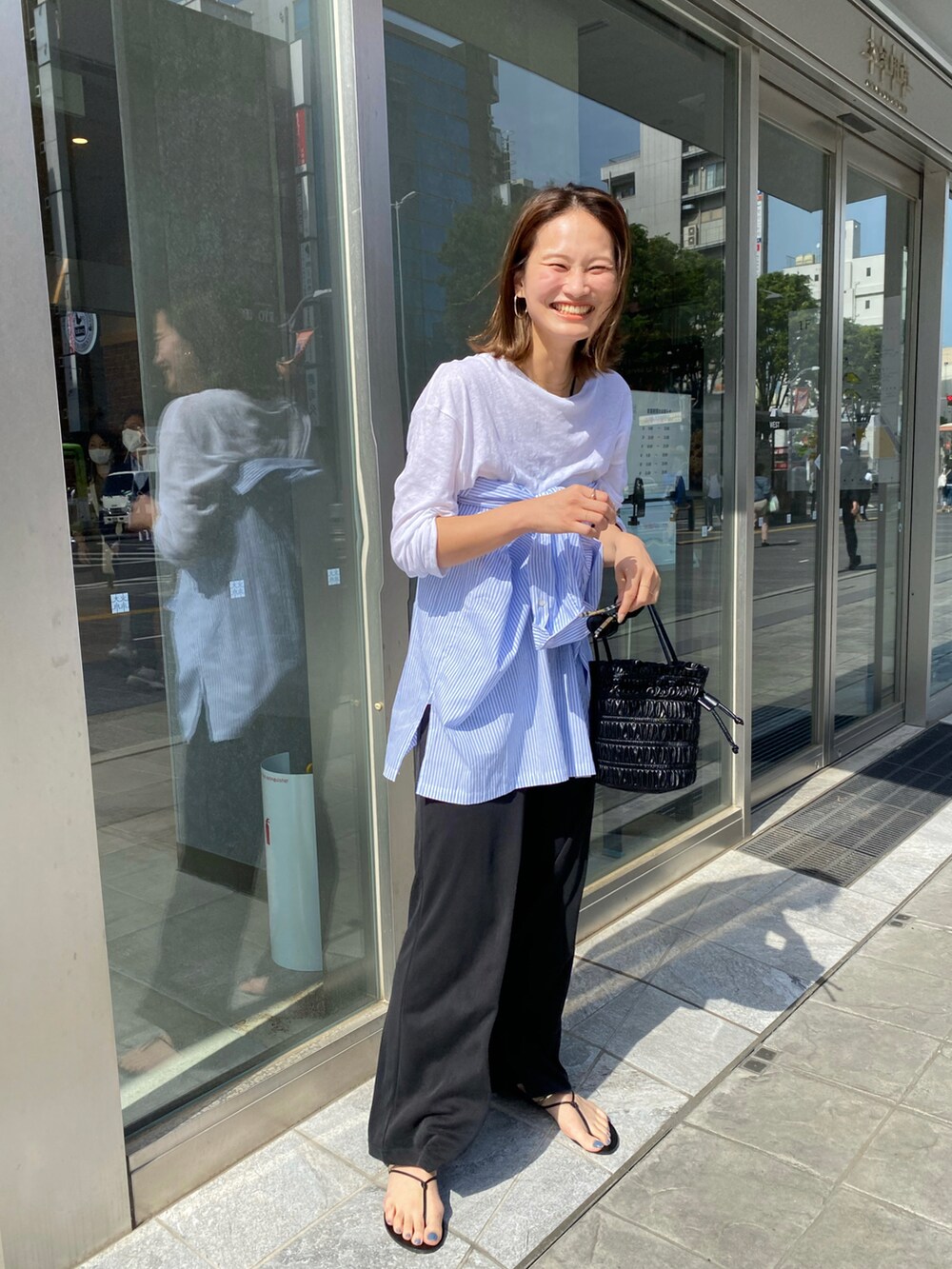 ホワイト系のTシャツ/カットソー、ブルー系のシャツ/ブラウスを着用したレディースの春コーディネートの2枚目の写真