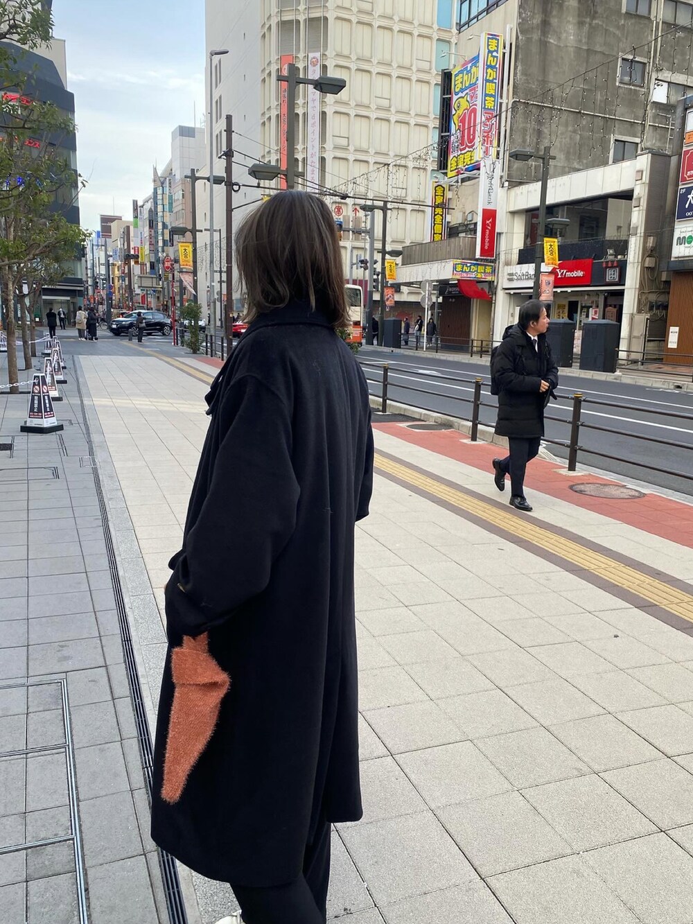 「シンプルコーデ、大人カジュアル、着回しコーデ、パンツスタイル、モノトーン、スニーカー、休日コーデ」｜「SHENERYのステンカラーロングコート（その他アウター、ブラック系）」を使った、SUZUKI_169cmさん（レディース・169cm）の冬コーディネートの2枚目の写真