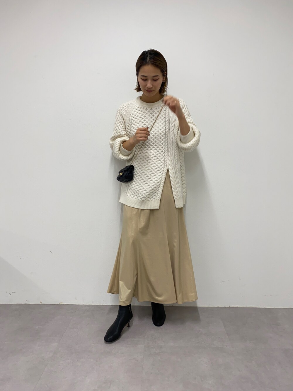 ホワイト系のニット/セーターを着用したレディースの秋コーディネートの3枚目の写真