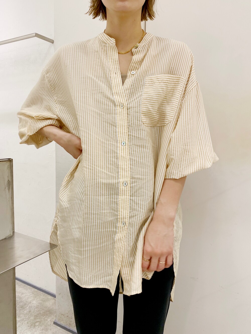 イエロー系のシャツ/ブラウス、ブラック系のその他パンツを着用したレディースの春コーディネートの2枚目の写真