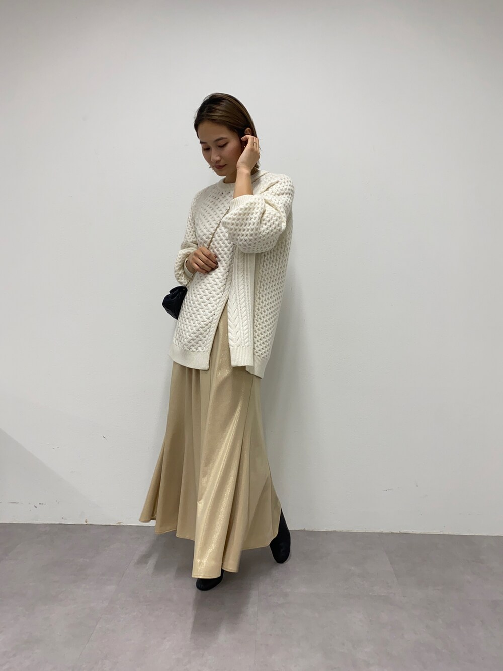 ホワイト系のニット/セーターを着用したレディースの秋コーディネートの2枚目の写真