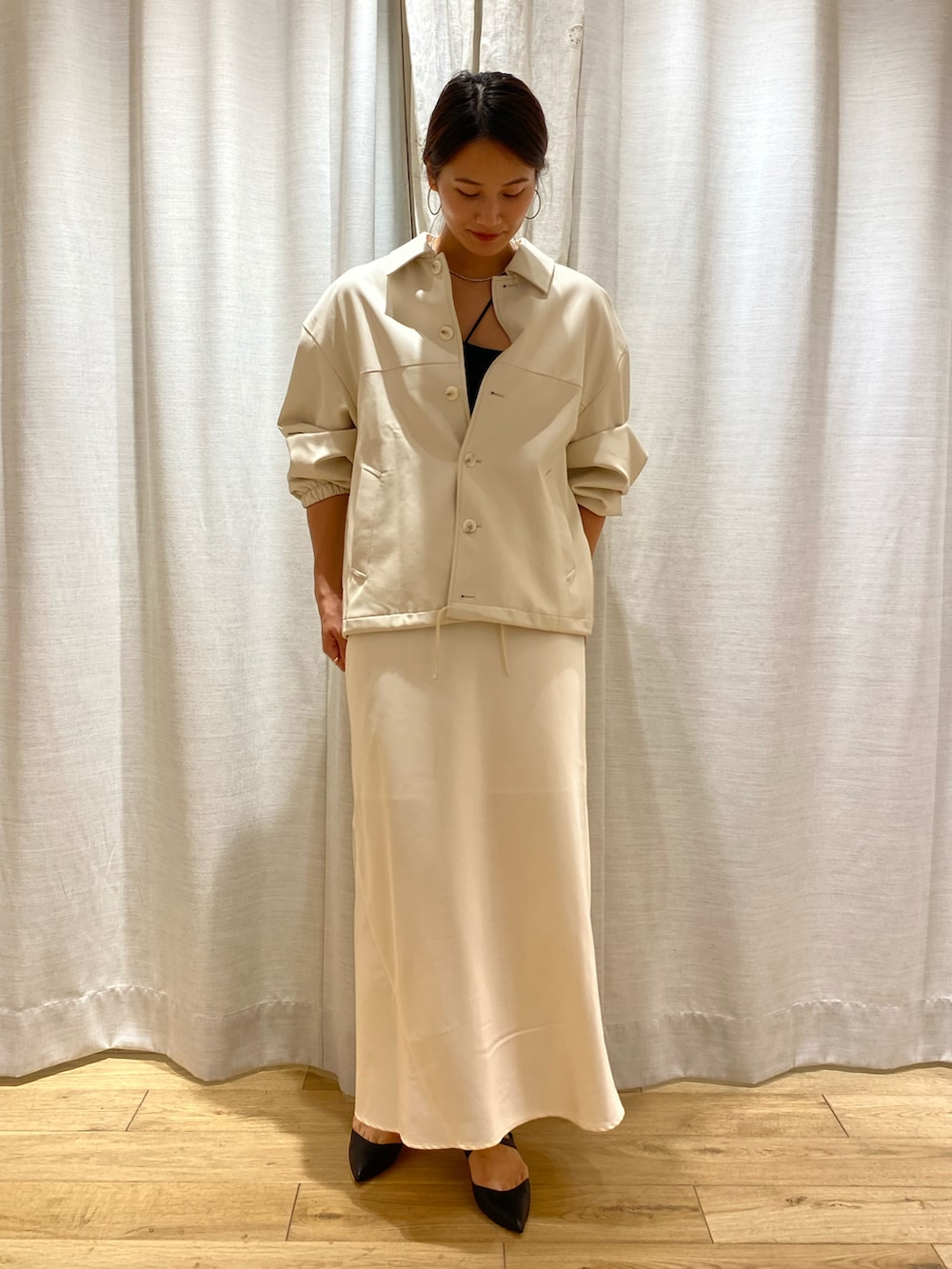 ホワイト系のその他アウターを着用したレディースの秋コーディネートの2枚目の写真