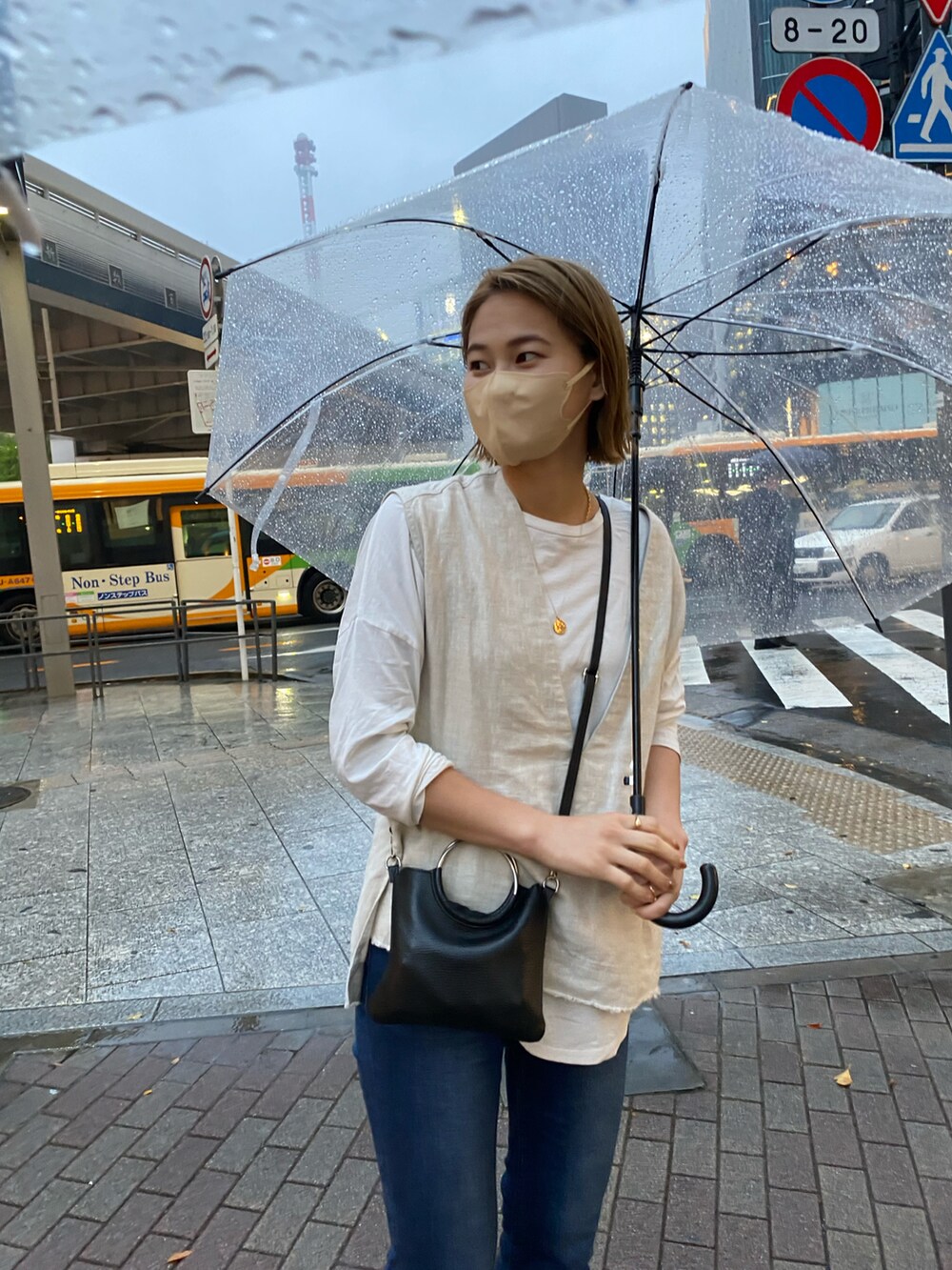 ホワイト系のTシャツ/カットソー、ベージュ系のベスト、グレー系のサンダルを着用したレディースの春コーディネートの2枚目の写真