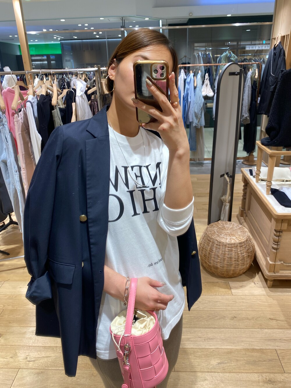 ホワイト系のTシャツ/カットソー、ブルー系のテーラードジャケット、グリーン系のスカートを着用したレディースの秋コーディネートの3枚目の写真