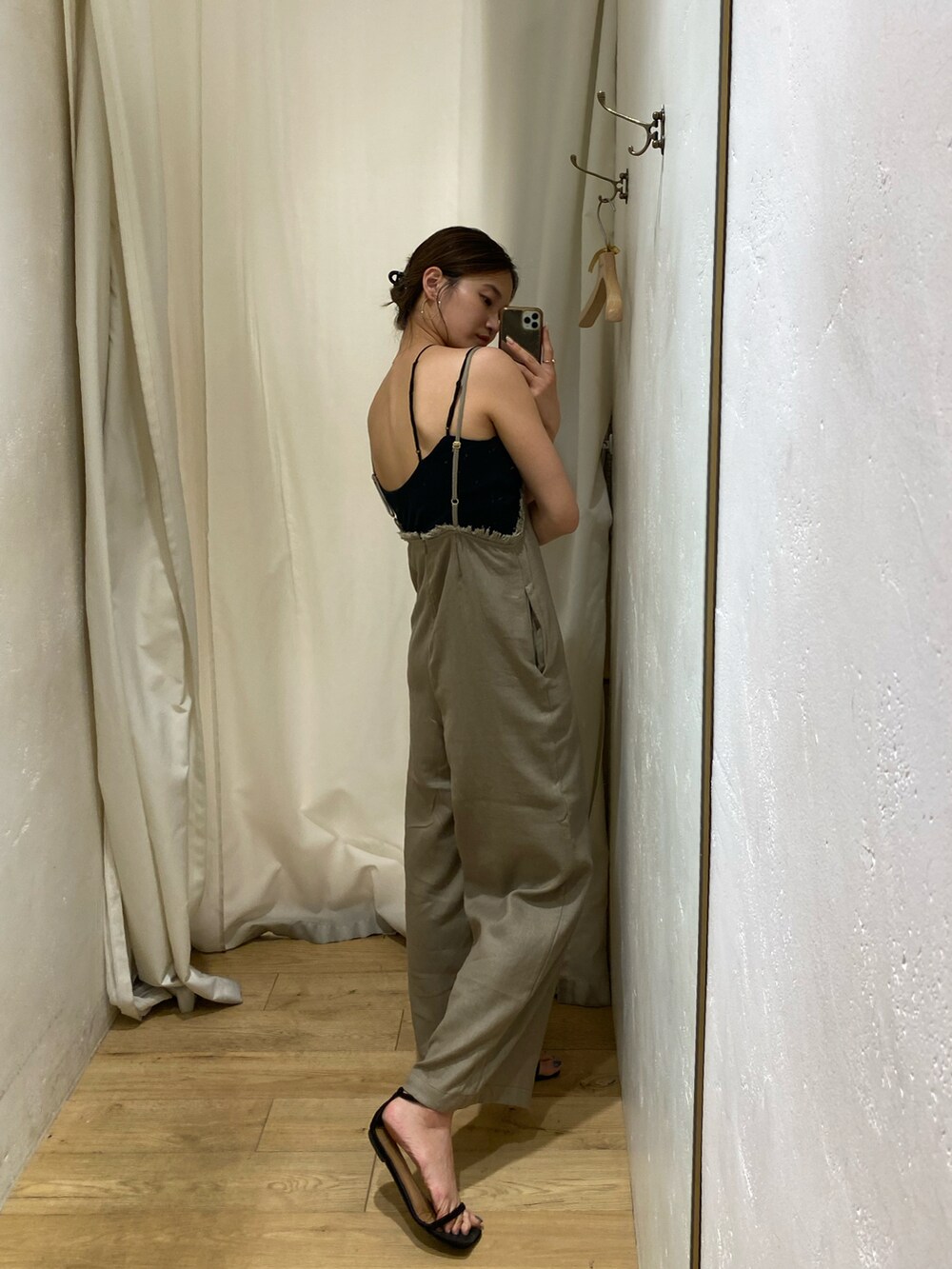 グリーン系のサロペット/オーバーオールを着用したレディースの夏コーディネートの2枚目の写真