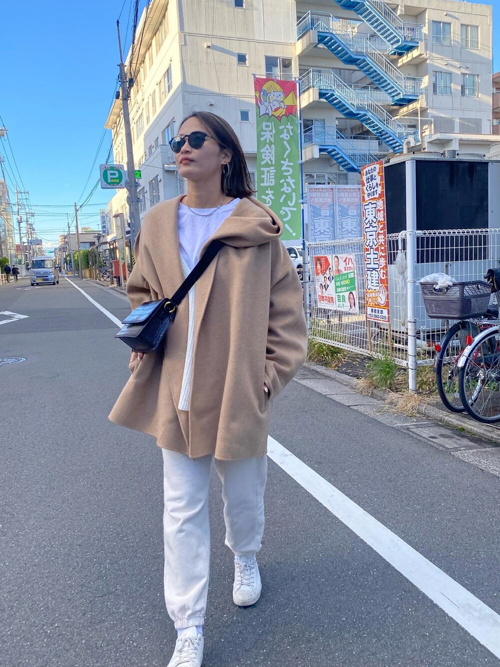 ホワイト系のTシャツ/カットソーを着用したレディースの秋コーディネートの2枚目の写真