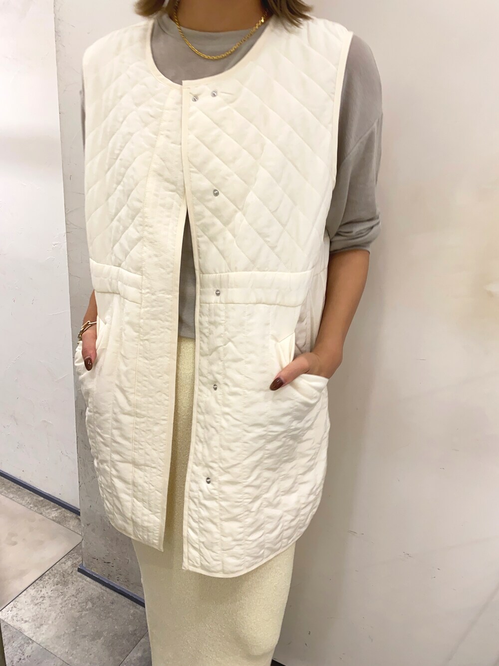 ホワイト系のジャケット/アウター、グレー系のスカートを着用したレディースの秋コーディネートの2枚目の写真