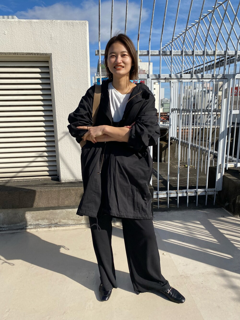 ホワイト系のTシャツ/カットソー、ブラック系のサロペット/オーバーオールを着用したレディースの冬コーディネートの3枚目の写真