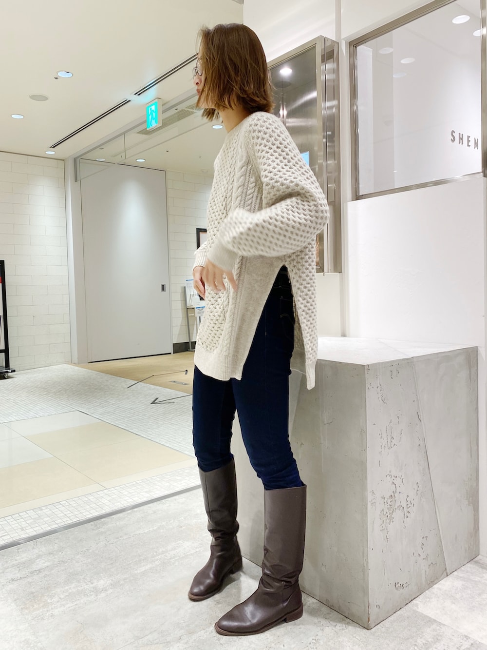 「シンプルコーデ、未来のWEARISTAプロジェクト、大人カジュアル、お出かけコーデ、冬コーデ、秋冬コーデ、ootd、ロングブーツ、ケーブルニット、黒縁メガネ」｜「SHENERYのサイドスリットケーブルニットプルオーバー（ニット/セーター、グレー系）」を使った、SUZUKI_169cmさん（レディース・169cm）の秋コーディネートの2枚目の写真