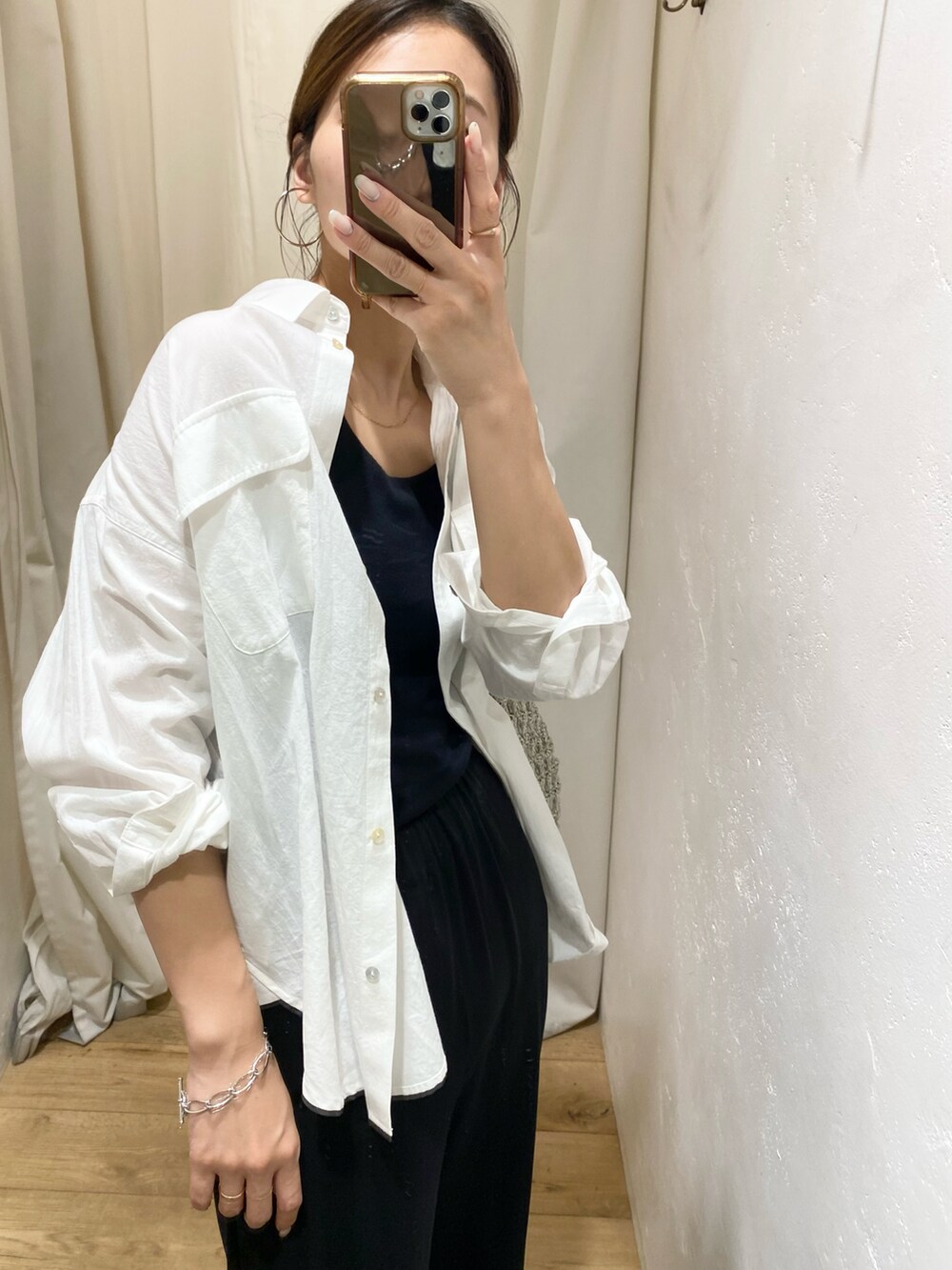 ホワイト系のシャツ/ブラウス、ブラック系のその他パンツ、ブラック系のサンダルを着用したレディースの夏コーディネートの3枚目の写真