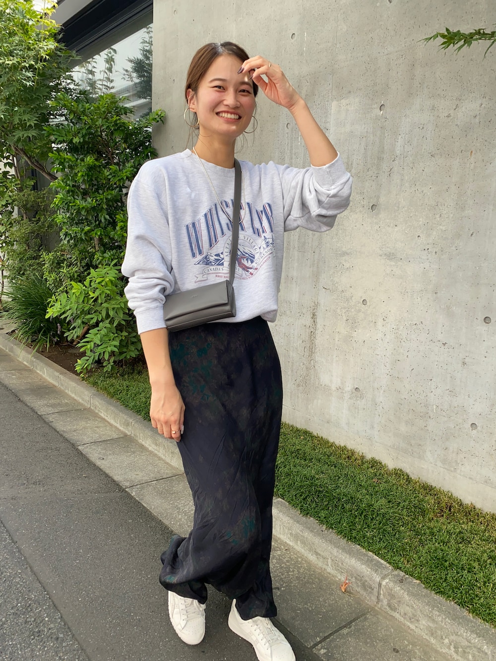 グレー系のスウェットを着用したレディースの秋コーディネートの3枚目の写真