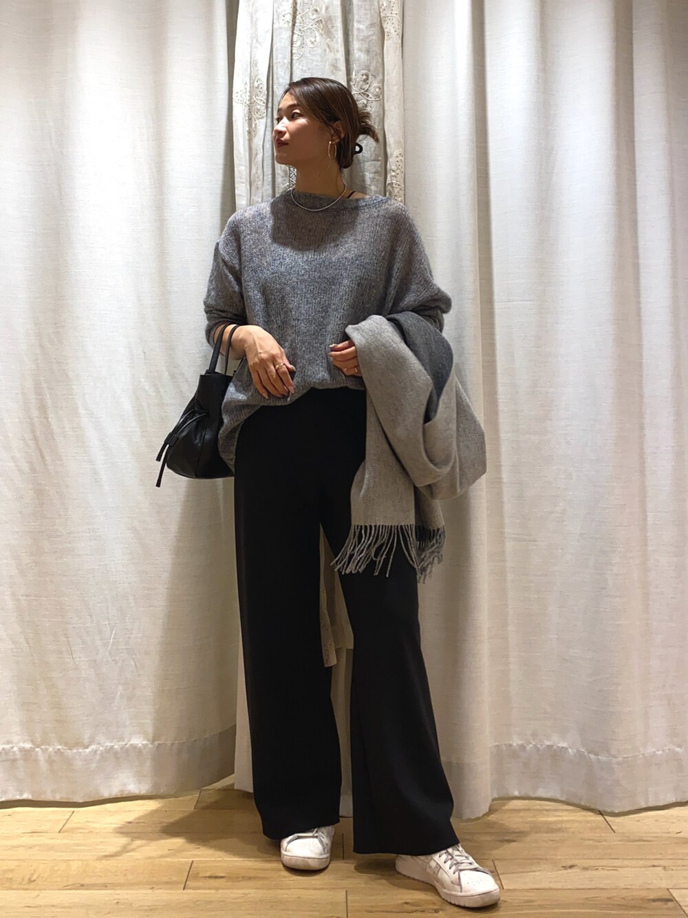 グレー系のニット/セーターを着用したレディースの秋コーディネートの2枚目の写真