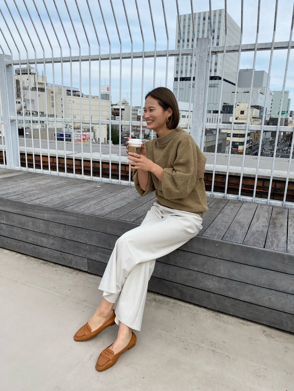 グリーン系のニット/セーター、グレー系のその他パンツを着用したレディースの秋コーディネートの2枚目の写真