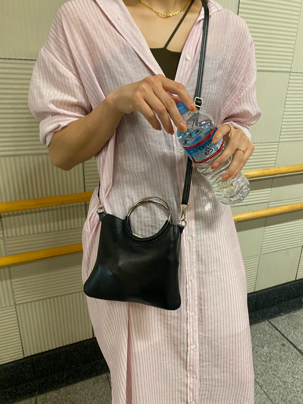 ピンク系のワンピースを着用したレディースの夏コーディネートの2枚目の写真