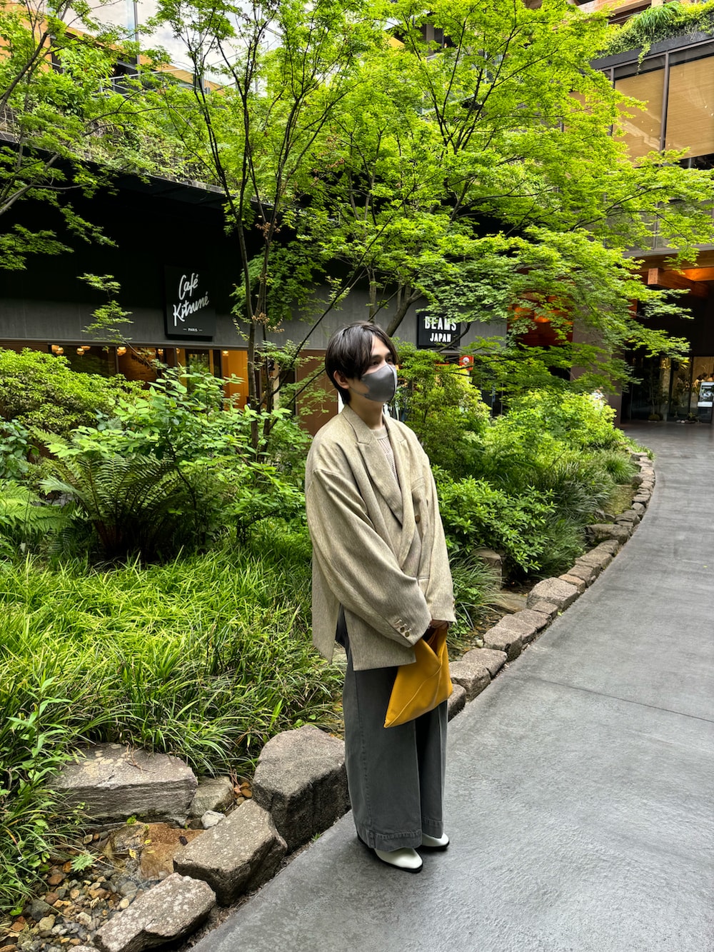 「ゆるコーデ、メッシュニット、ワイドデニムパンツ、白ブーツ」｜「soerteのOver size 6B assort blazer / オーバーサイズ６ボタンアソートブレザー（テーラードジャケット、イエロー系）」を使った、REINさん（メンズ・174cm）の春コーディネートの2枚目の写真