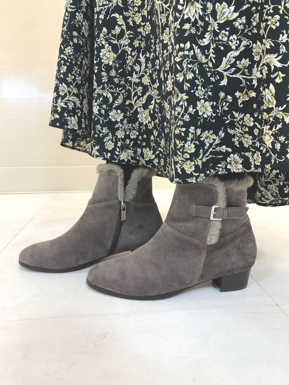 グレー系のブーツを着用したレディースの冬コーディネートの2枚目の写真