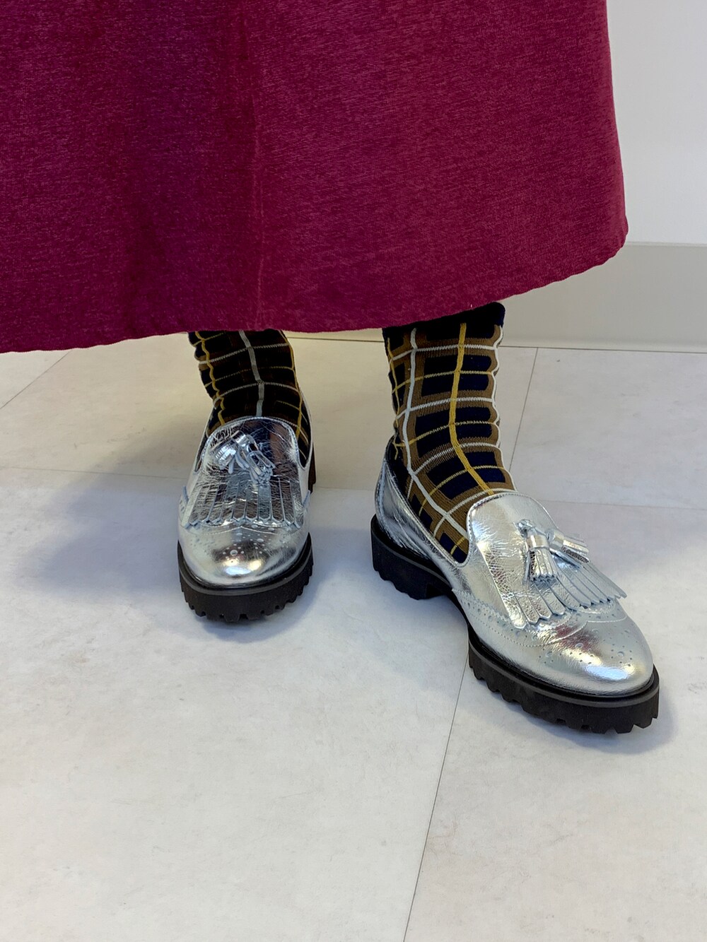 レッド系のバッグ、シルバー系のローファーを着用したレディースの秋コーディネートの2枚目の写真