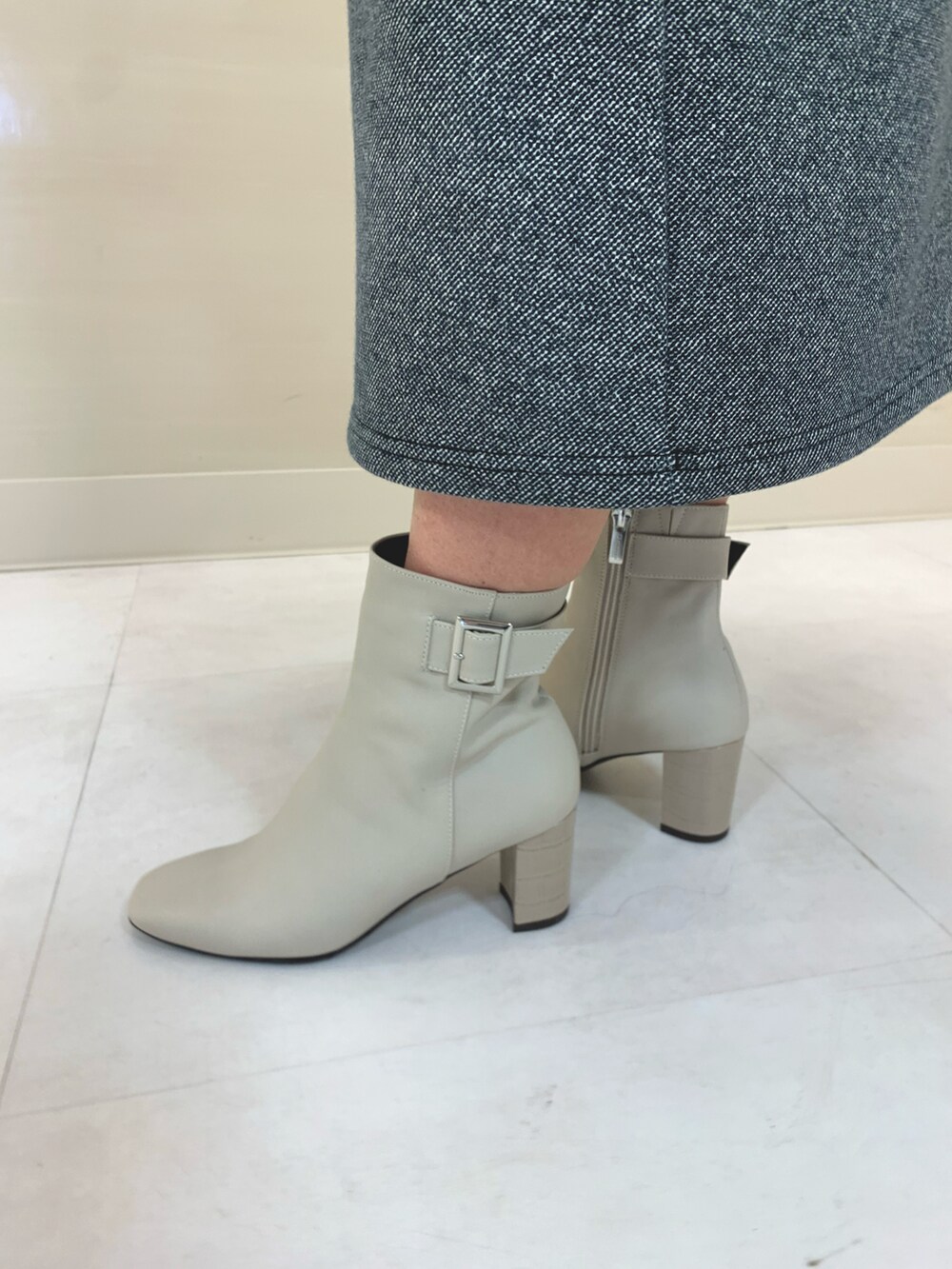 ホワイト系のブーツを着用したレディースの冬コーディネートの2枚目の写真