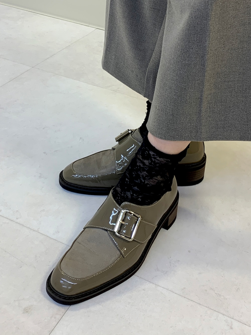 グレー系のパンプス、レッド系のショルダーバッグを着用したレディースの秋コーディネートの2枚目の写真