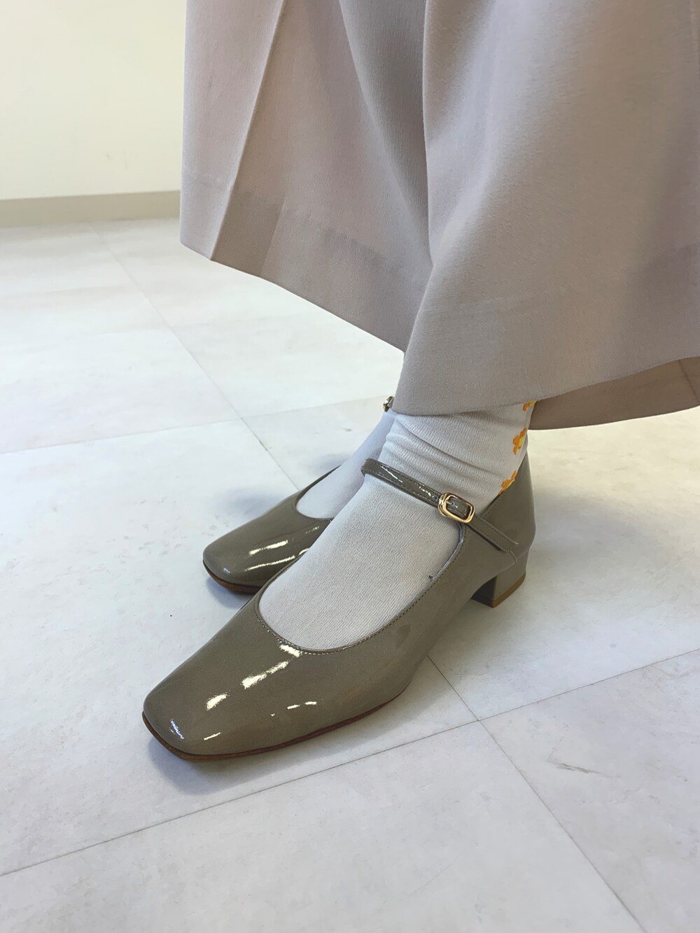 グレー系のパンプスを着用したレディースの春コーディネートの2枚目の写真