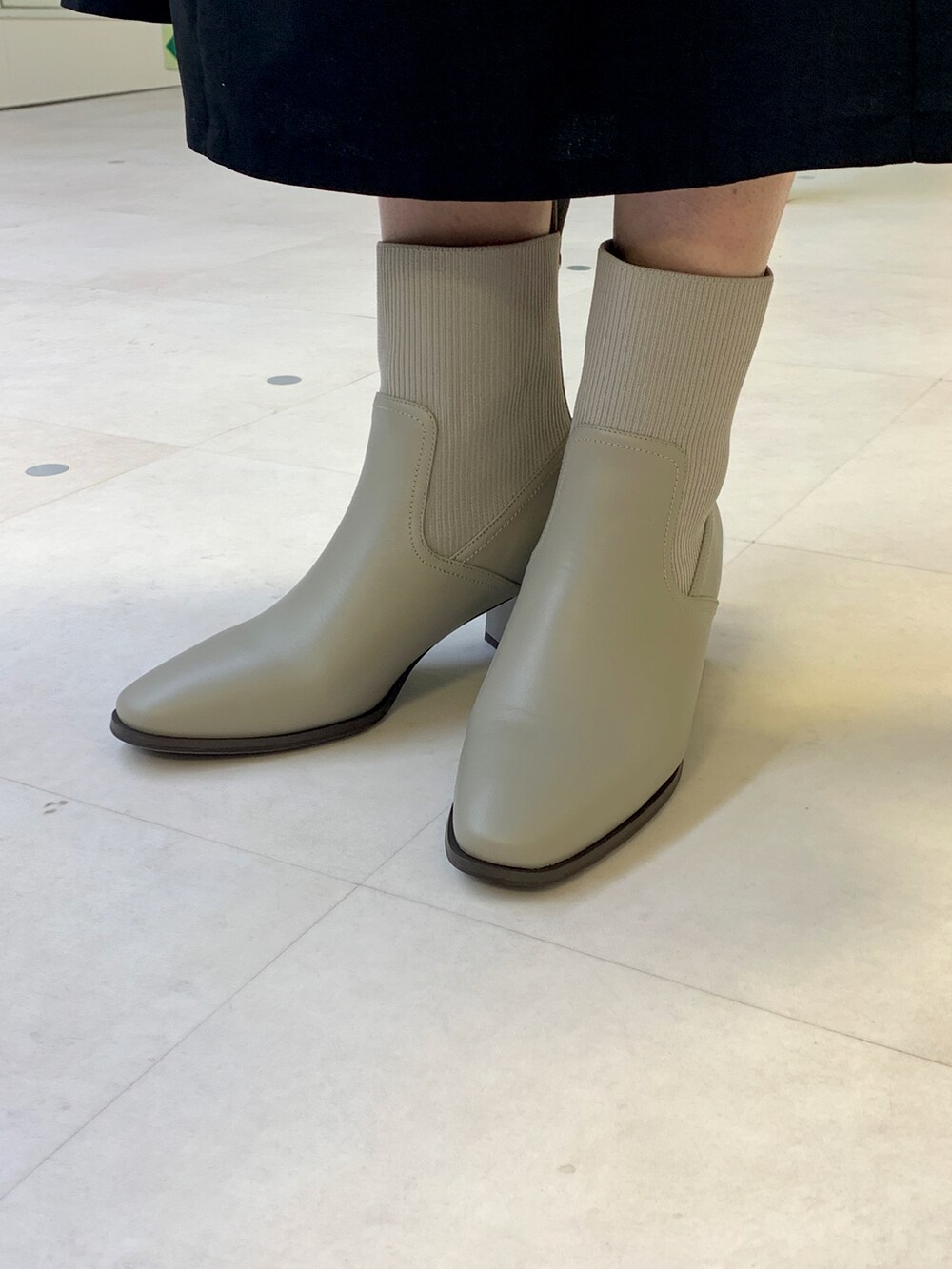 グレー系のブーツを着用したレディースの秋コーディネートの2枚目の写真