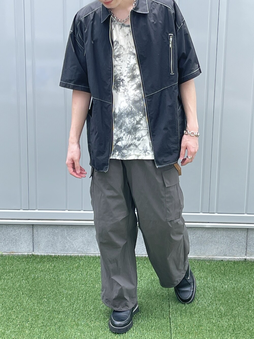 ブラック系のドレスシューズ、グレー系のカーゴパンツ、ブラック系のシャツ/ブラウスを着用したメンズの夏コーディネートの2枚目の写真