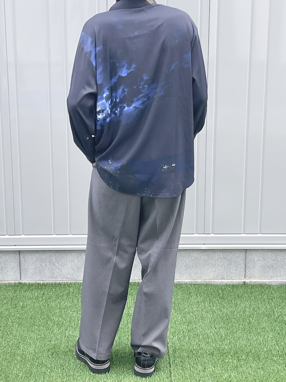 ブルー系のシャツ/ブラウス、ブラック系のスラックス、ブラック系のドレスシューズを着用したメンズの秋コーディネートの2枚目の写真