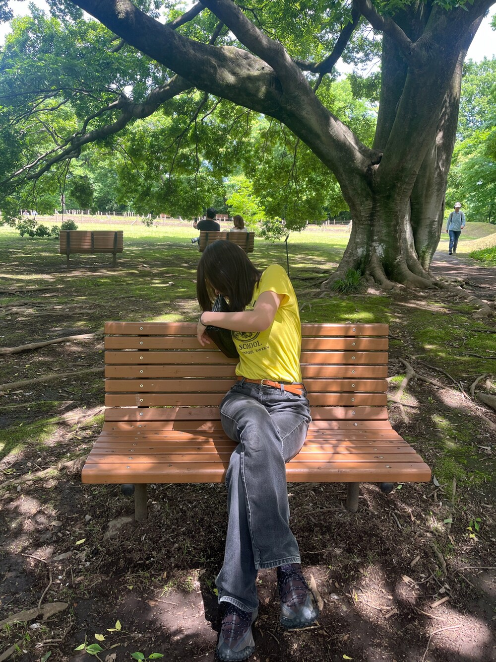 ブラック系のデニムパンツ、ブラック系のシューズを着用したレディースの夏コーディネートの2枚目の写真