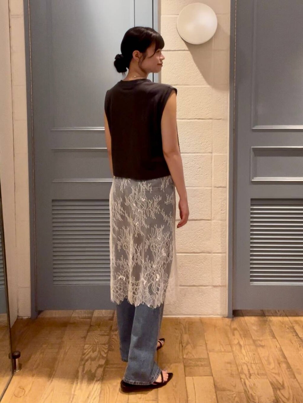 その他のトートバッグ、ブラック系のサンダル、ブルー系のデニムパンツを着用したレディースの夏コーディネートの2枚目の写真