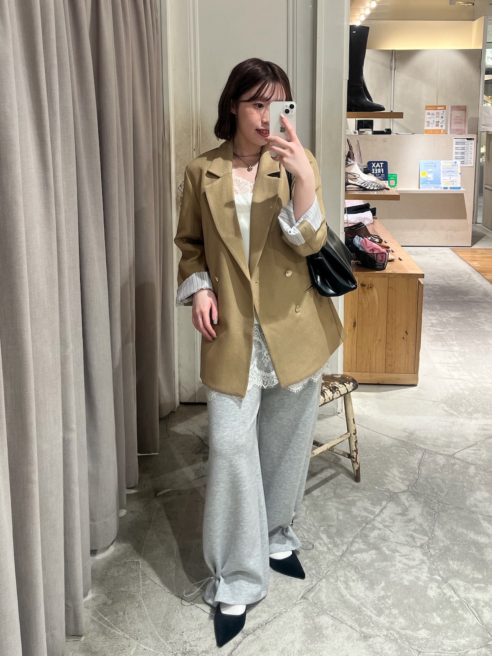 ベージュ系のテーラードジャケット、ホワイト系のシャツ/ブラウス、グレー系のスウェットパンツを着用したレディースの冬コーディネートの2枚目の写真