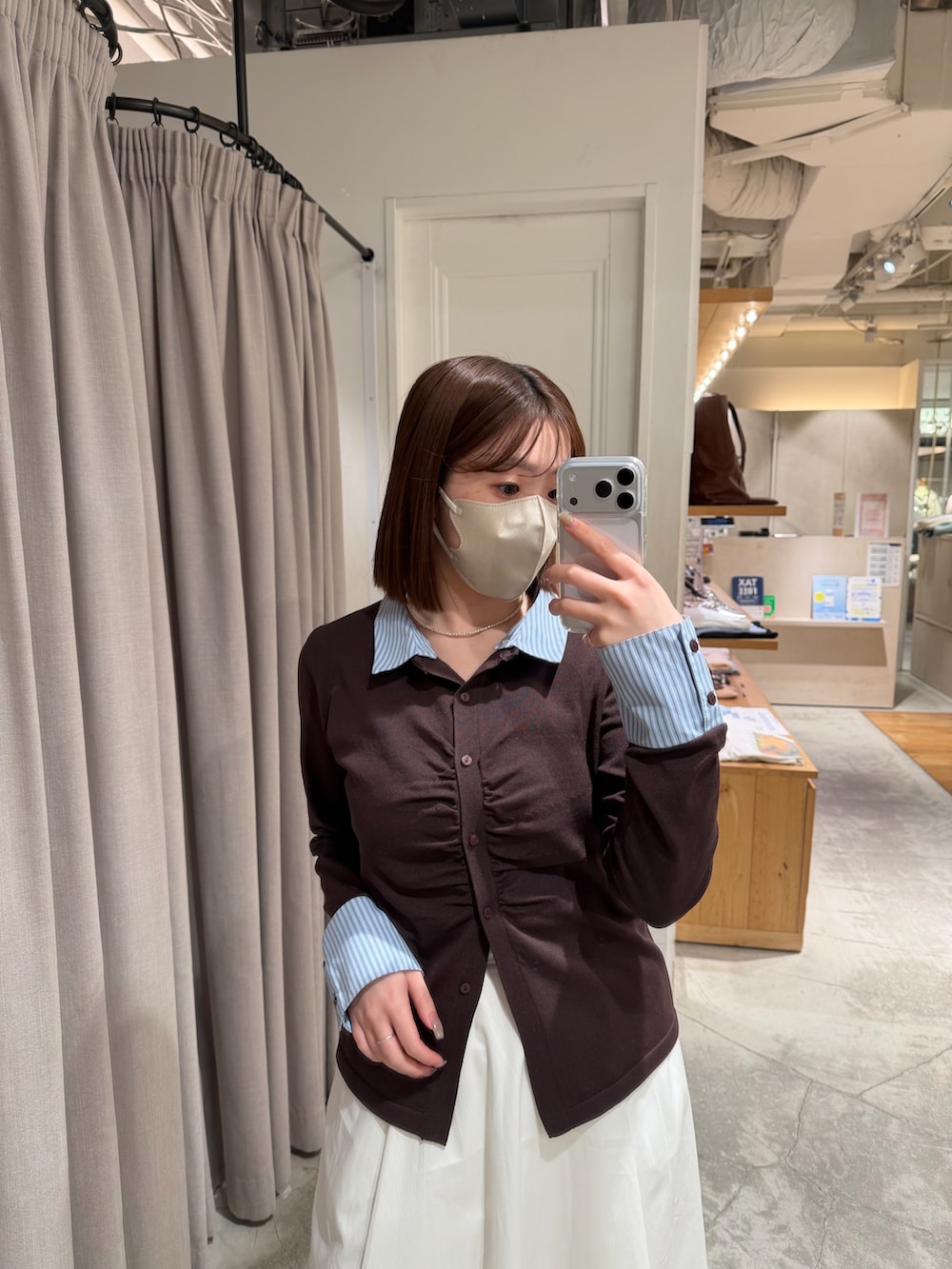 ブラウン系のTシャツ/カットソー、ホワイト系のスカートを着用したレディースの春コーディネートの2枚目の写真