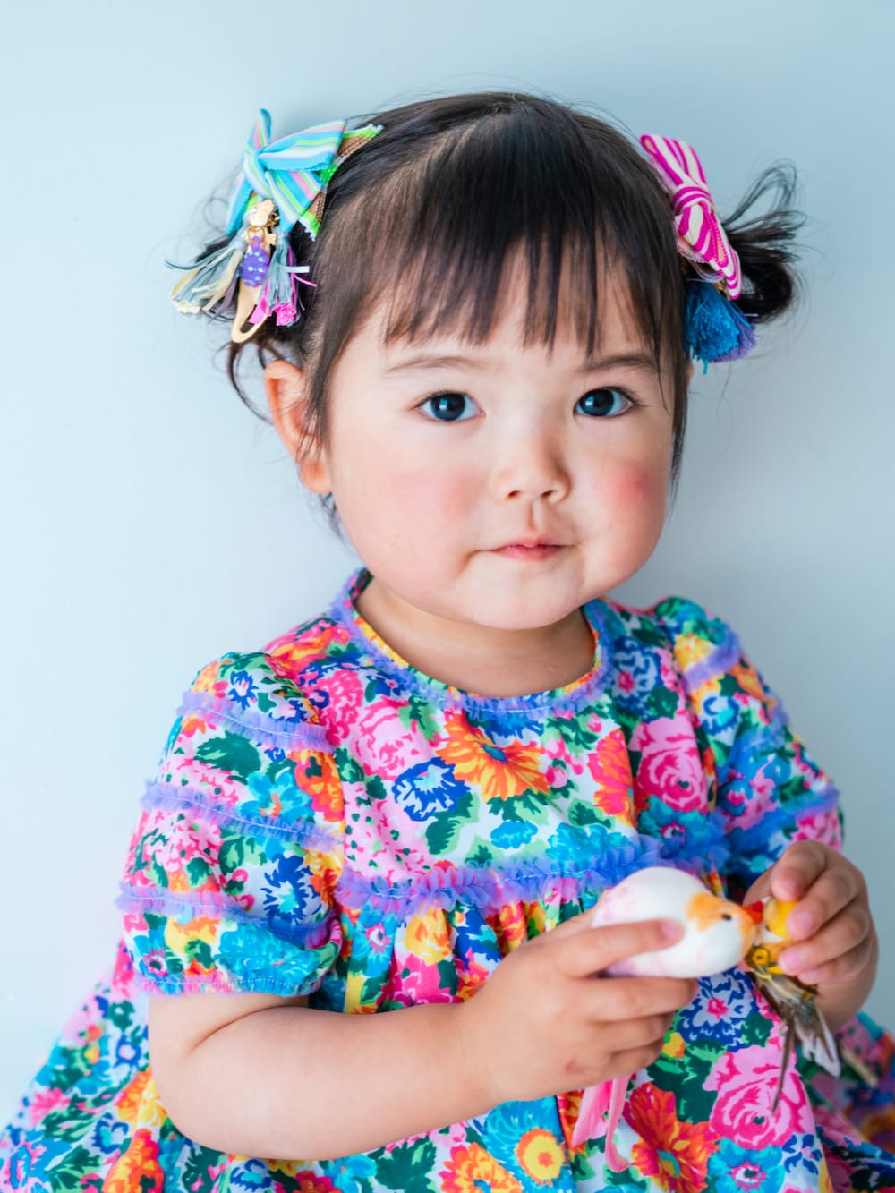 その他のワンピース、ブルー系のソックス/靴下、ピンク系のバレッタ/ヘアクリップを着用したキッズの夏コーディネートの3枚目の写真