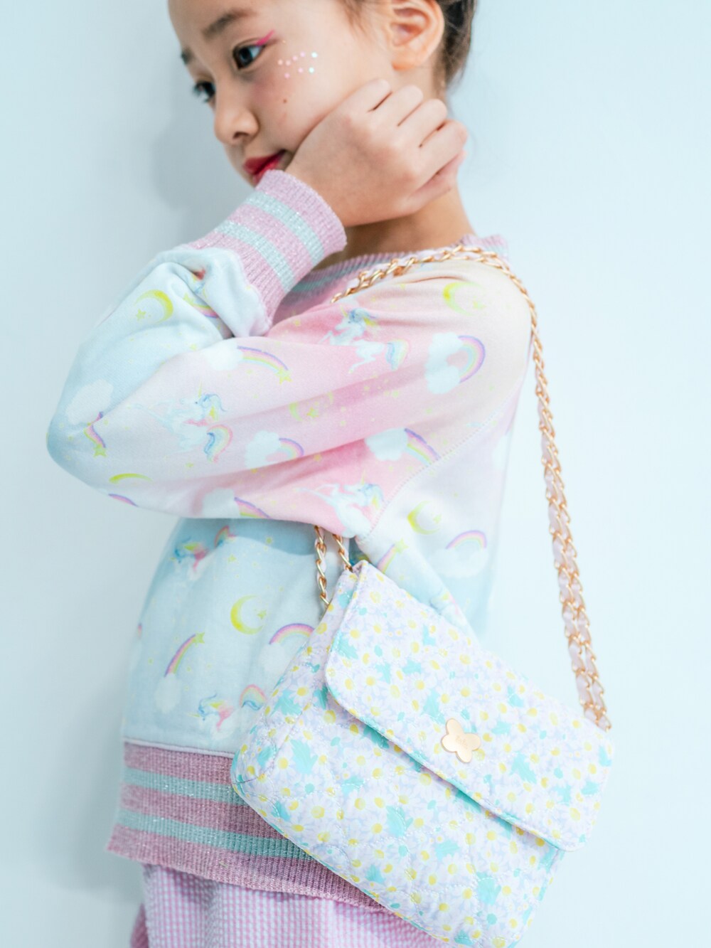 その他のスウェット、ピンク系のショルダーバッグを着用したキッズの秋コーディネートの2枚目の写真