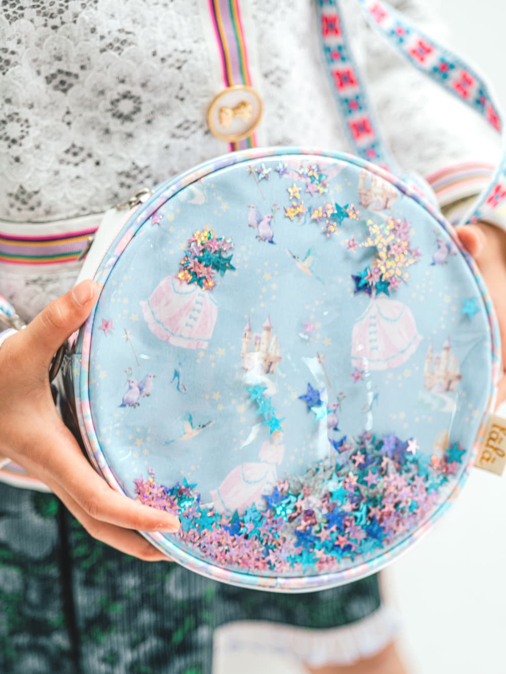 ホワイト系のカーディガン/ボレロ、ブルー系のショルダーバッグ、ブルー系のワンピースを着用したキッズの秋コーディネートの2枚目の写真