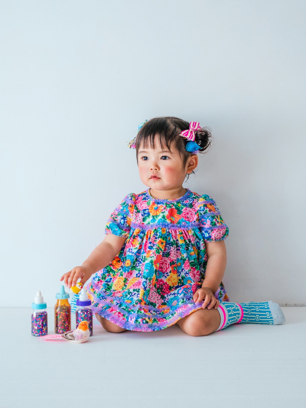 その他のワンピース、ブルー系のソックス/靴下、ピンク系のバレッタ/ヘアクリップを着用したキッズの夏コーディネートの2枚目の写真