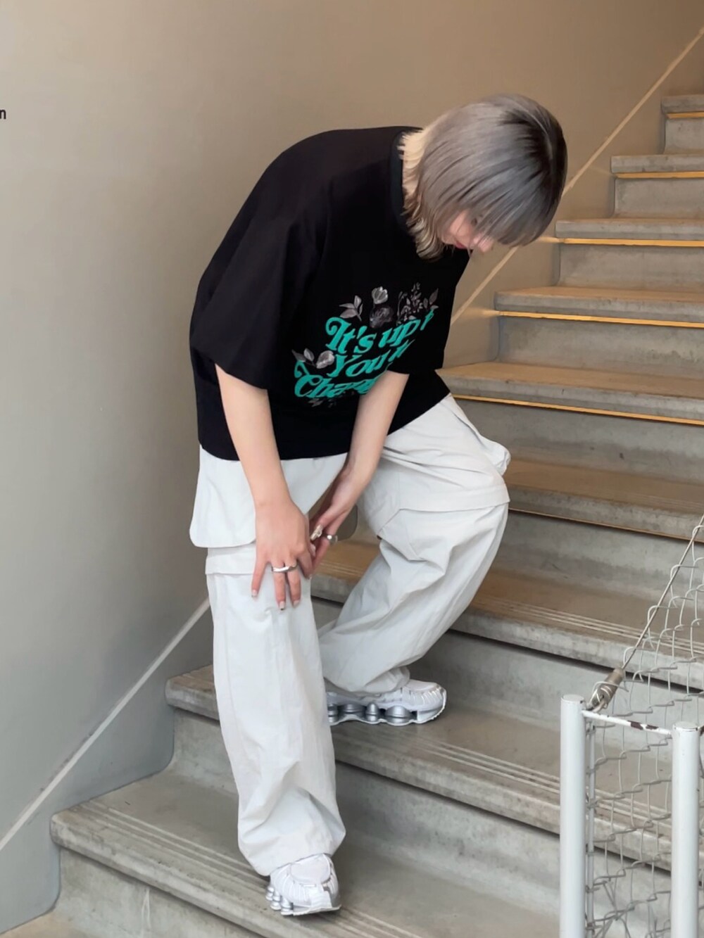 ブラック系のTシャツ/カットソー、グレー系のその他パンツを着用したレディースの春コーディネートの2枚目の写真