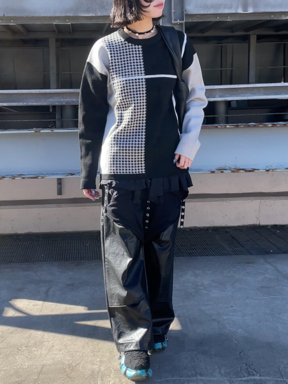 ブラック系のニット/セーター、ブラック系のショルダーバッグを着用したレディースの冬コーディネートの3枚目の写真