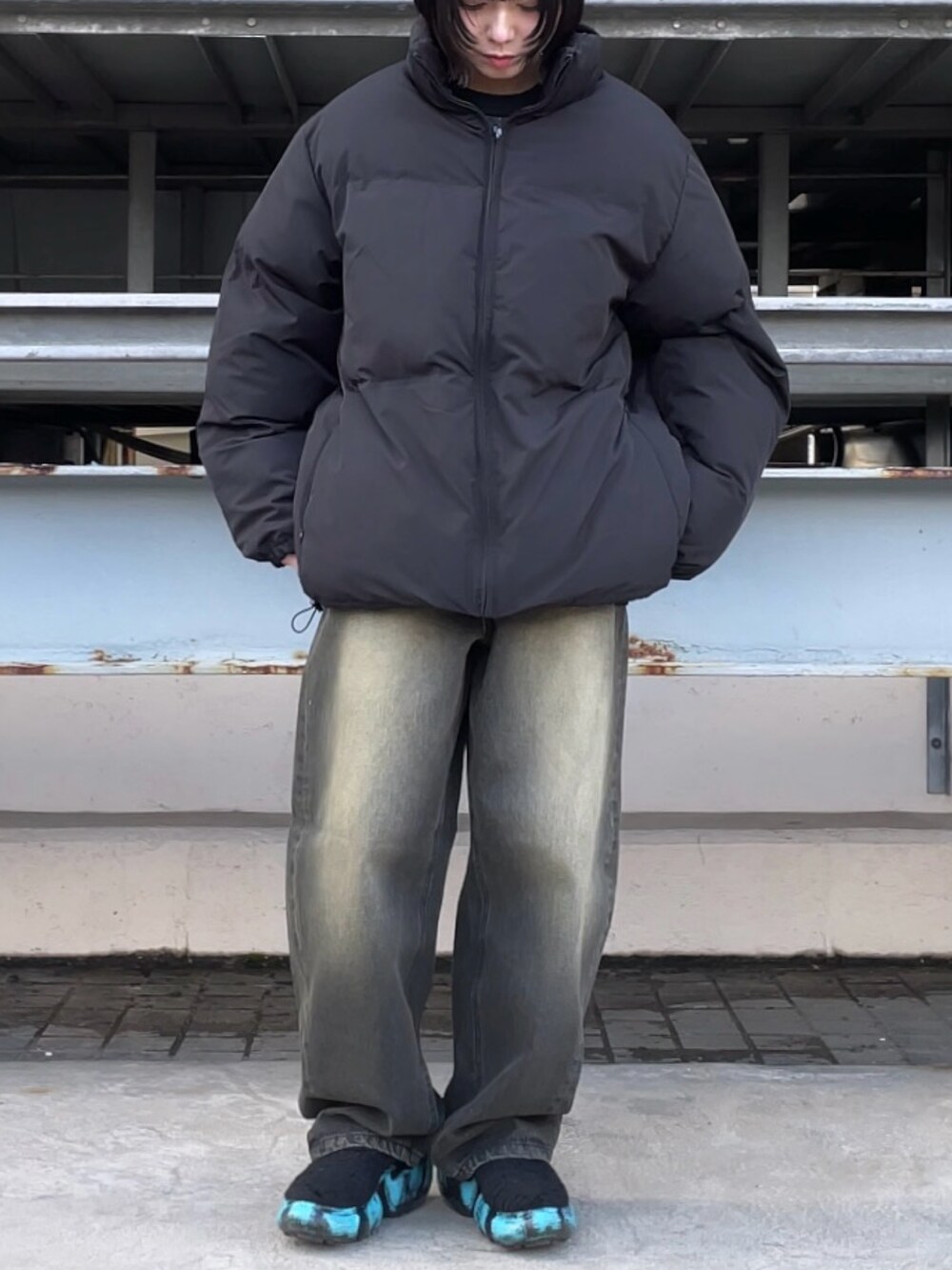 ブラック系のダウンジャケット/コート、ブラック系のデニムパンツ、ブラック系のデニムパンツを着用したレディースの冬コーディネートの3枚目の写真