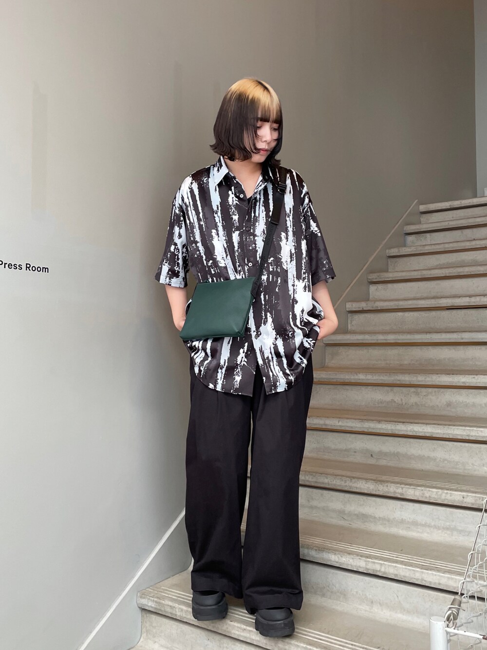 ブラック系のシャツ/ブラウス、グリーン系のショルダーバッグ、ブラック系のその他パンツを着用したレディースの夏コーディネートの2枚目の写真