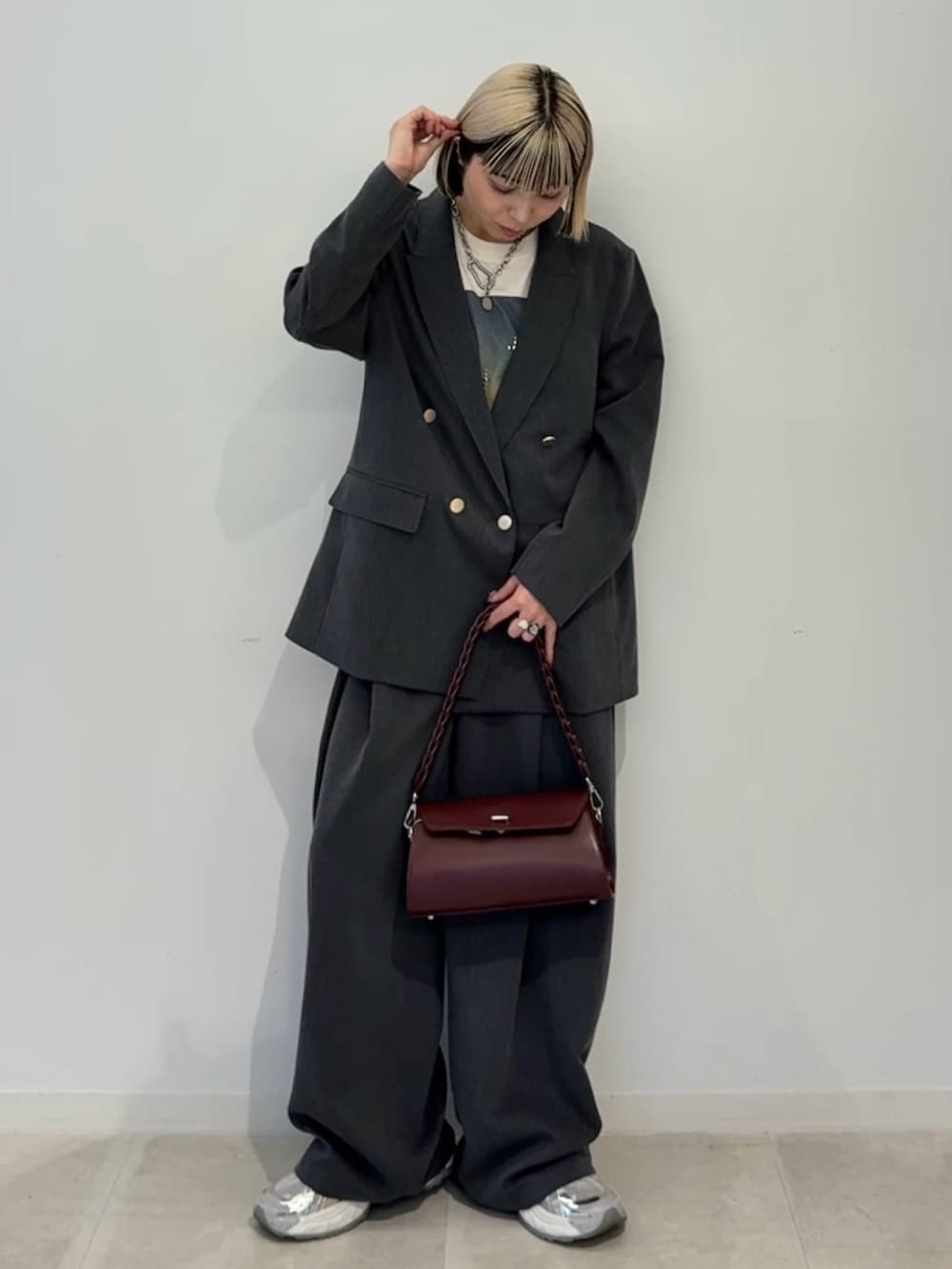 グレー系のその他パンツ、ブラック系のTシャツ/カットソーを着用したレディースの夏コーディネートの4枚目の写真