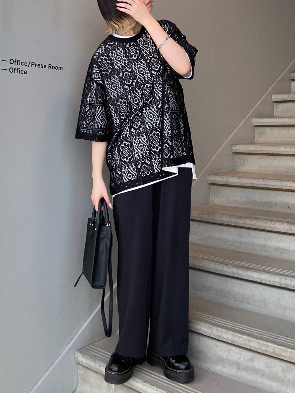 ブラック系のTシャツ/カットソー、ブラック系のショルダーバッグを着用したレディースの春コーディネートの2枚目の写真