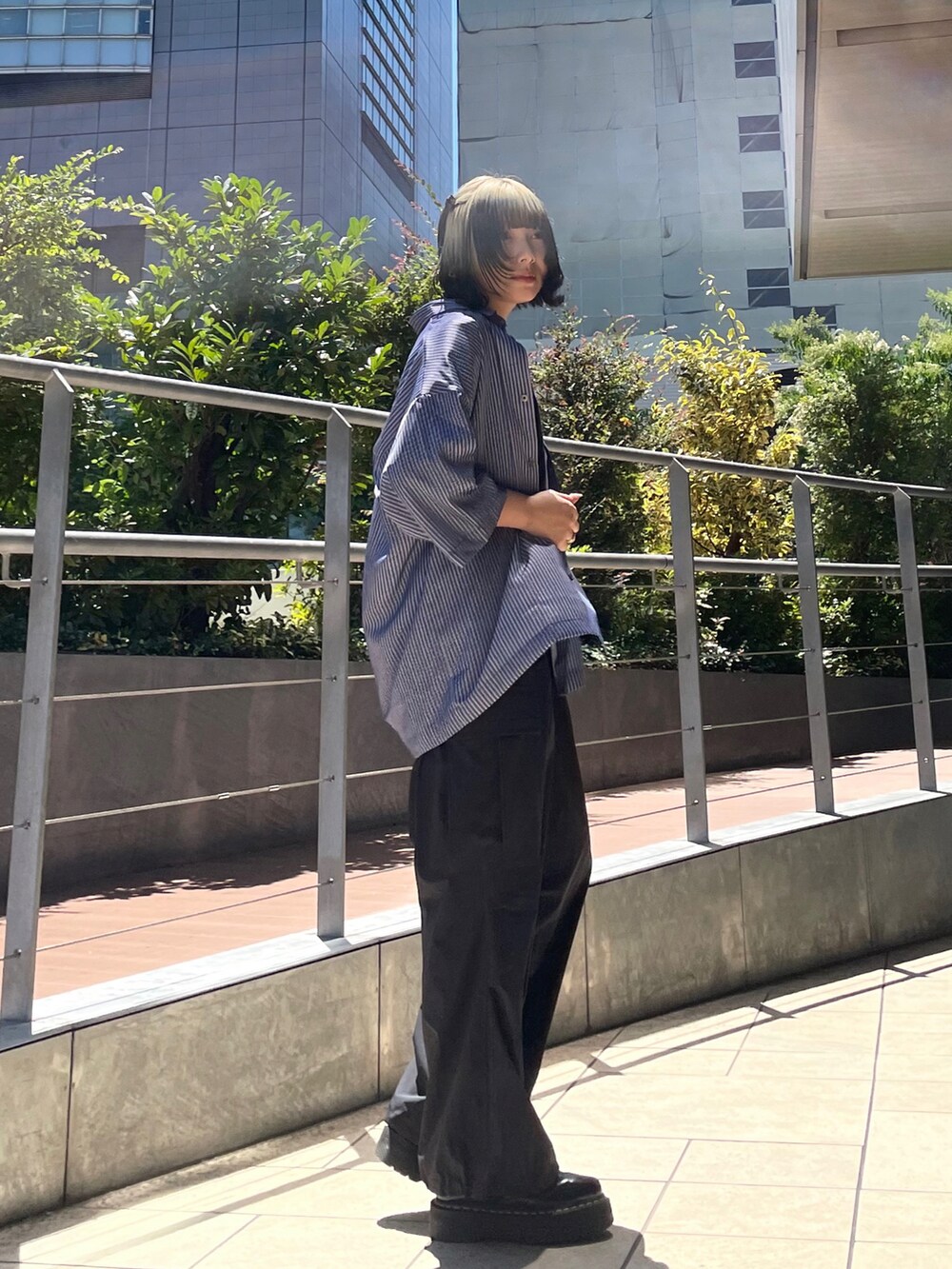 ブルー系のシャツ/ブラウスを着用したレディースの夏コーディネートの2枚目の写真