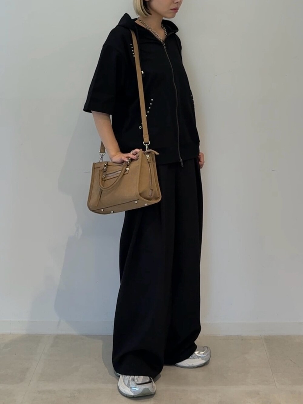 ブラック系のパーカー、ブラック系のその他パンツを着用したレディースの夏コーディネートの3枚目の写真