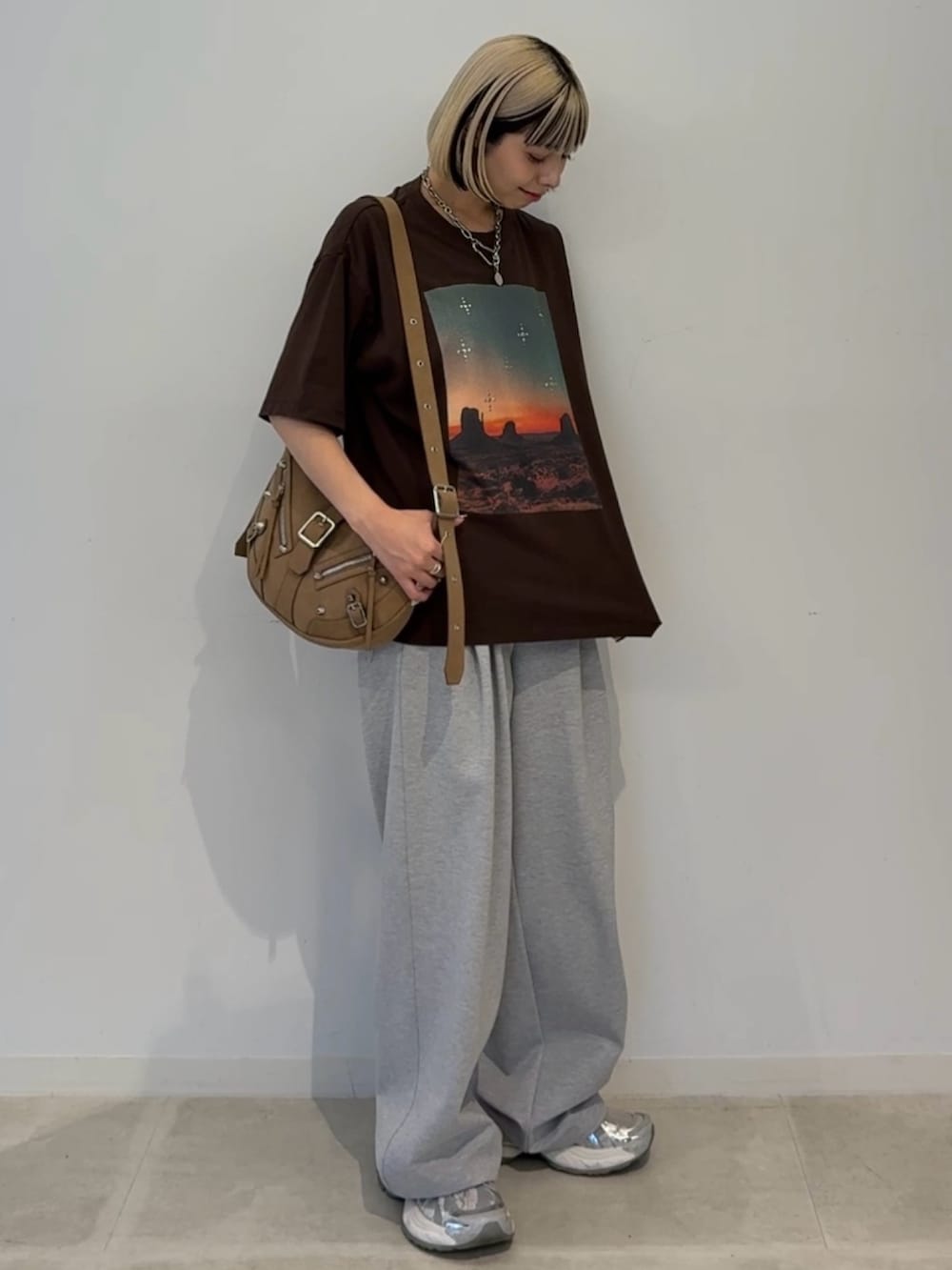 ブラック系のTシャツ/カットソーを着用したレディースの夏コーディネートの3枚目の写真