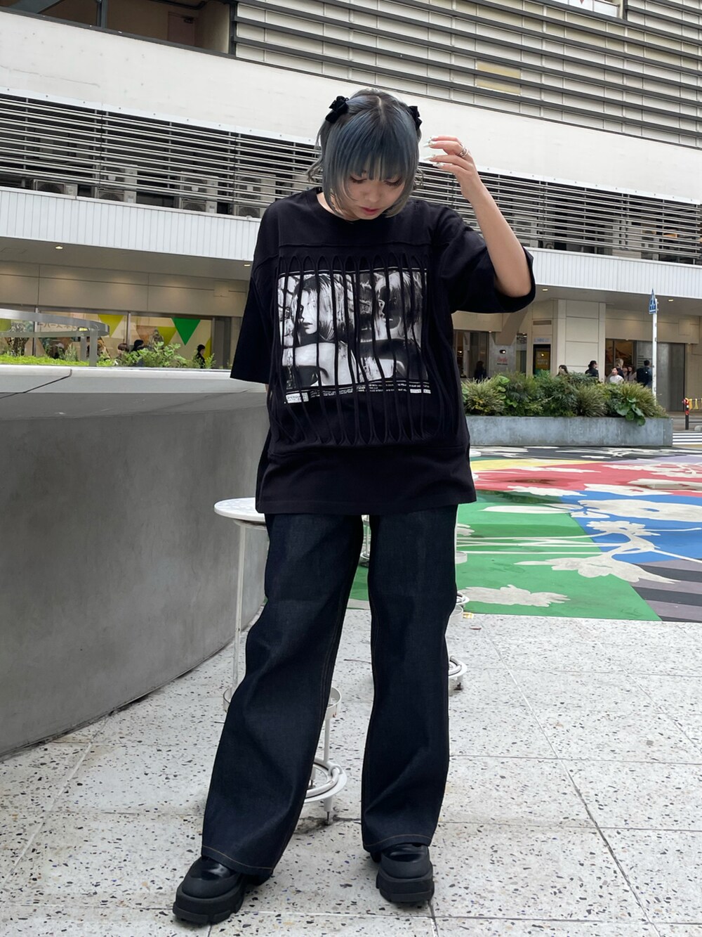 ブラック系のTシャツ/カットソー、ブルー系のデニムパンツを着用したレディースの春コーディネートの2枚目の写真