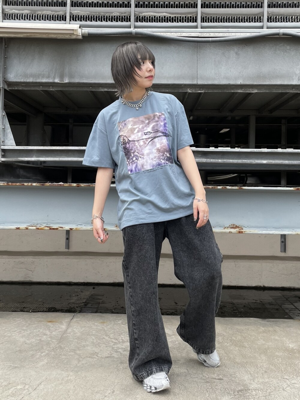 ブルー系のTシャツ/カットソー、グレー系のデニムパンツを着用したレディースの夏コーディネートの3枚目の写真