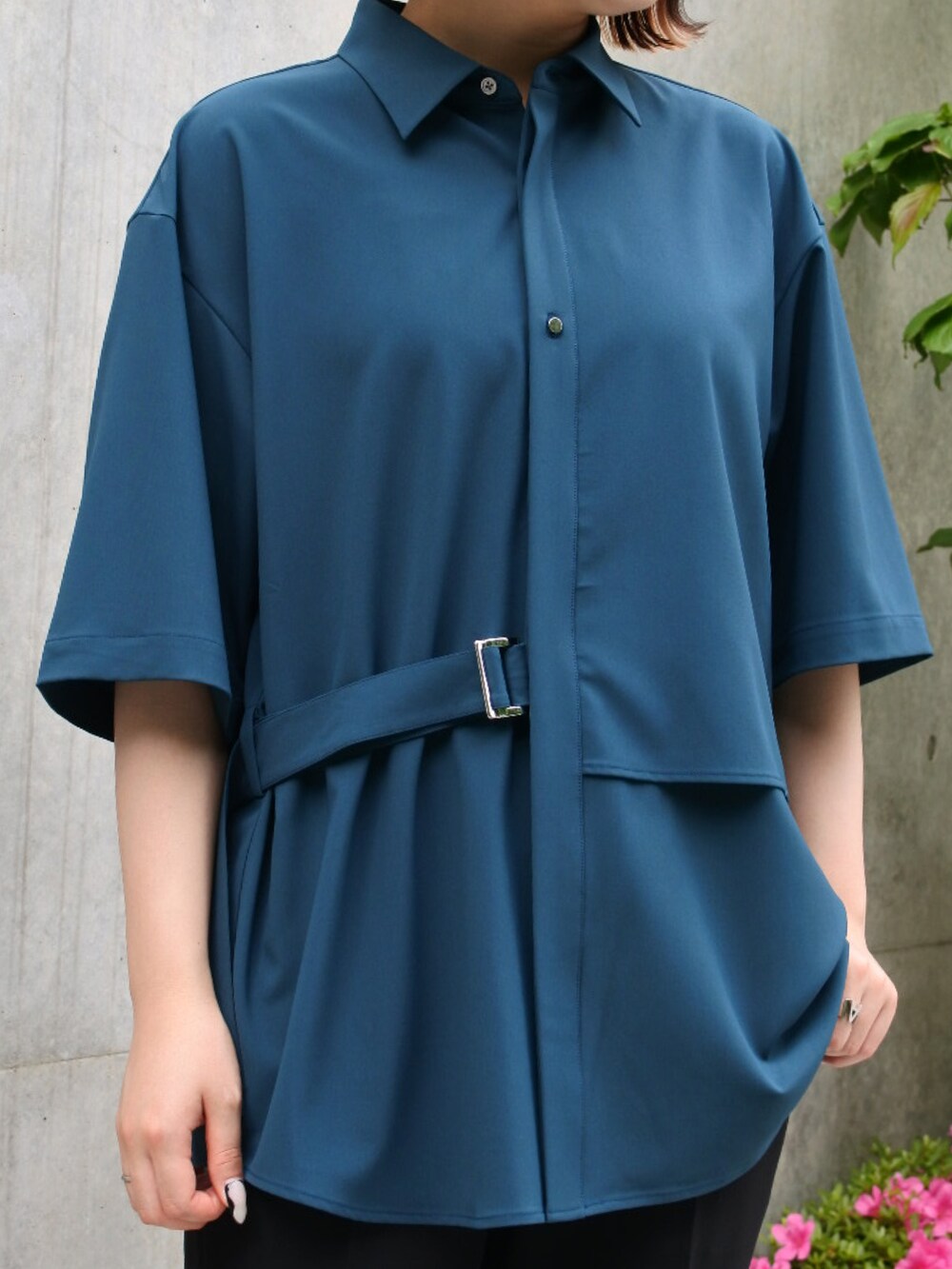 ブルー系のシャツ/ブラウス、ブラック系のショルダーバッグ、ブラック系のその他パンツを着用したレディースの春コーディネートの2枚目の写真