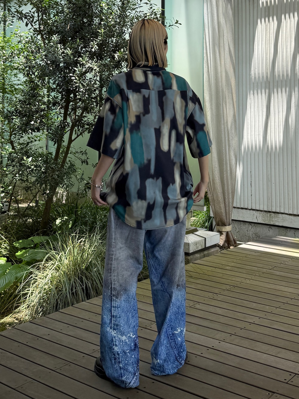 ブルー系のシャツ/ブラウス、ブルー系のデニムパンツを着用したレディースの夏コーディネートの2枚目の写真